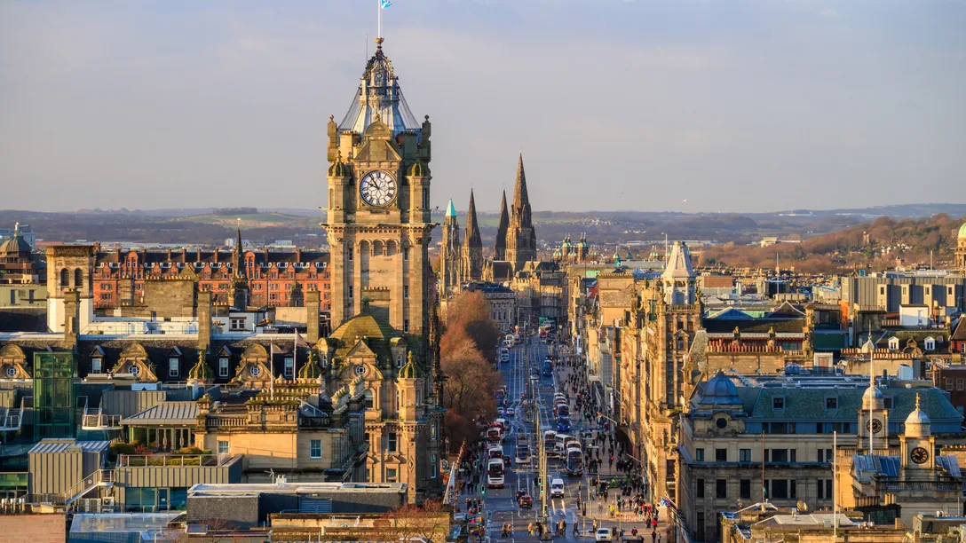 Shutterstock 379877389 Edinburgh and Edinburgh castle in Scotland