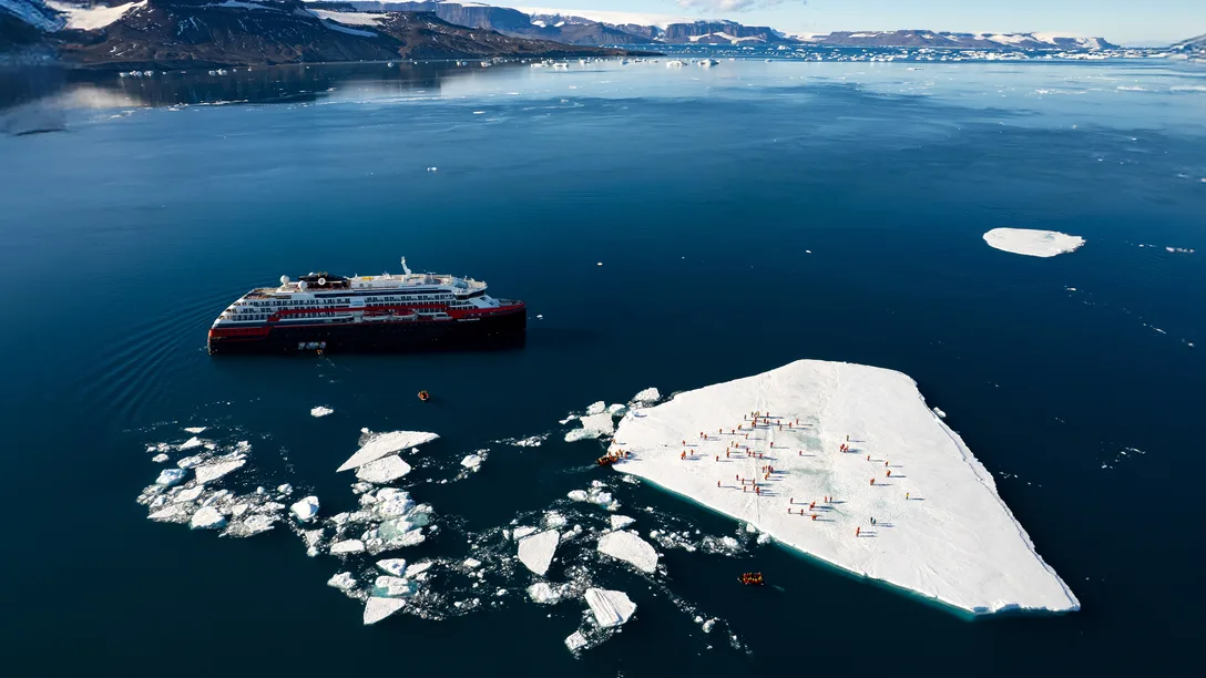 Antarctica Snowhill Island Espen Mills Extended 3000x2000 1 3