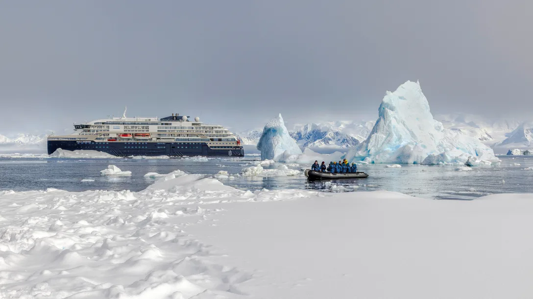 HX Antarctica Sea Ice Landing HX 45037 Photo Oscar Farerra v1 RGB