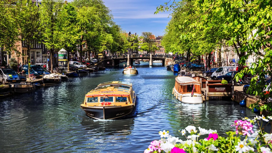 Canal cruises Amsterdam scaled