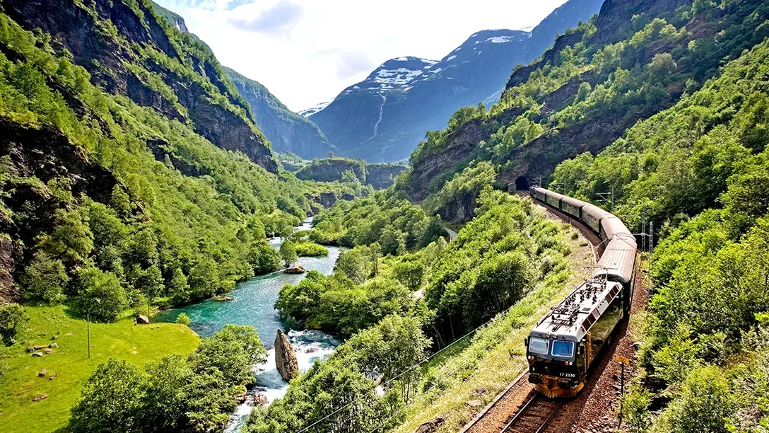 The famous train Flamsbanen HGR 114191 Photo Shutterstock web
