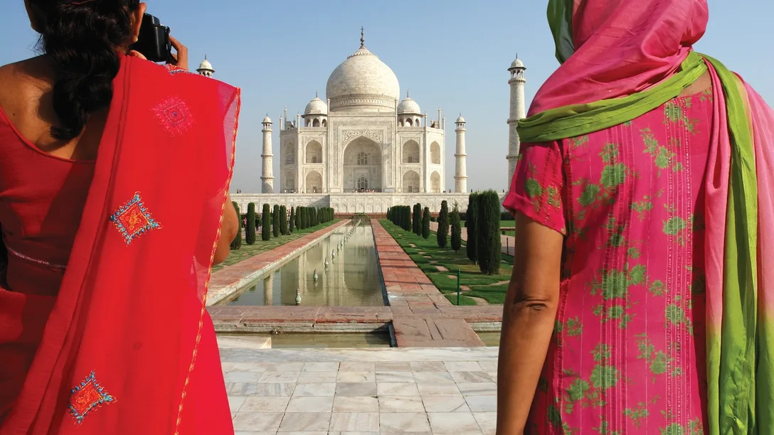 Traditional-Women-Taj-Mahal