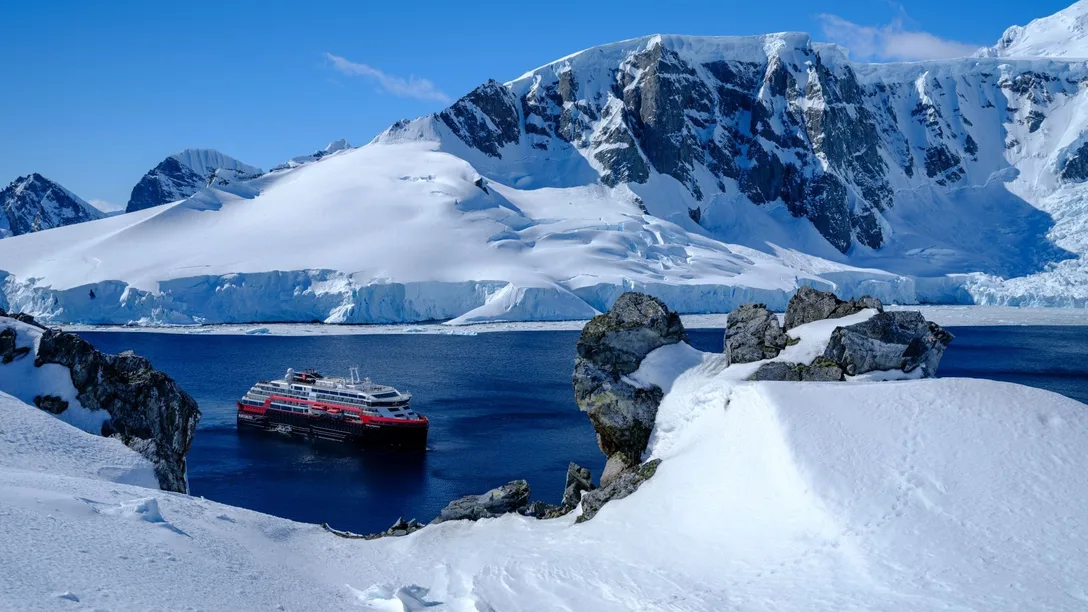 Hurtigruten-Antarctica-MS-Roald-Amundsen-Antarktis-HGR-142113- Foto_Dan_Avila
