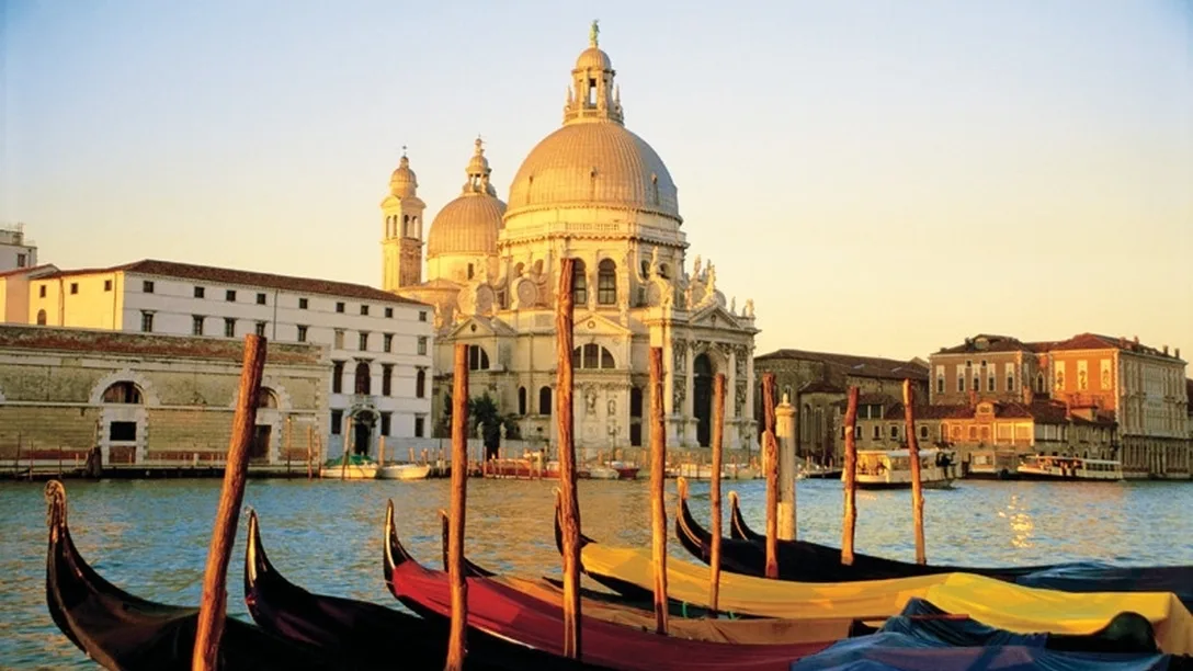 Venice-canal-boats-Italy