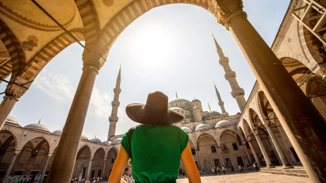 blue-mosque-courtyard-istanbul-Turkey